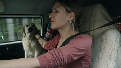Junge-Frau-Fährt-Lieferwagen-Und-Streichelt-Hund